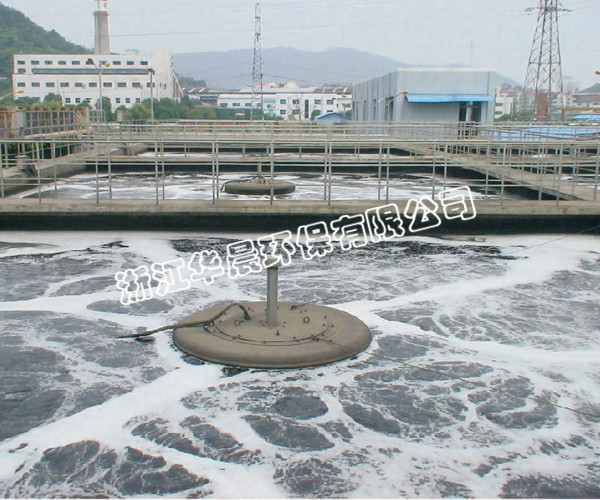 印染廢水處理設(shè)備現(xiàn)場(chǎng)(圖1) 印染廢水處理現(xiàn)場(chǎng)